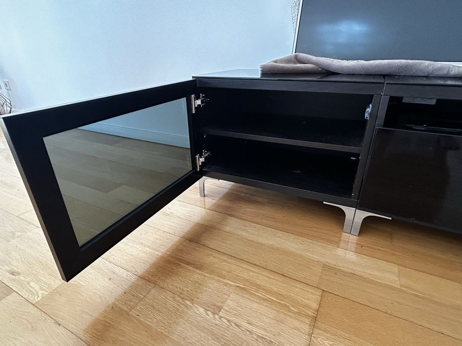 Armário TV Preto Lacado c/ arrumação - Design Elegante