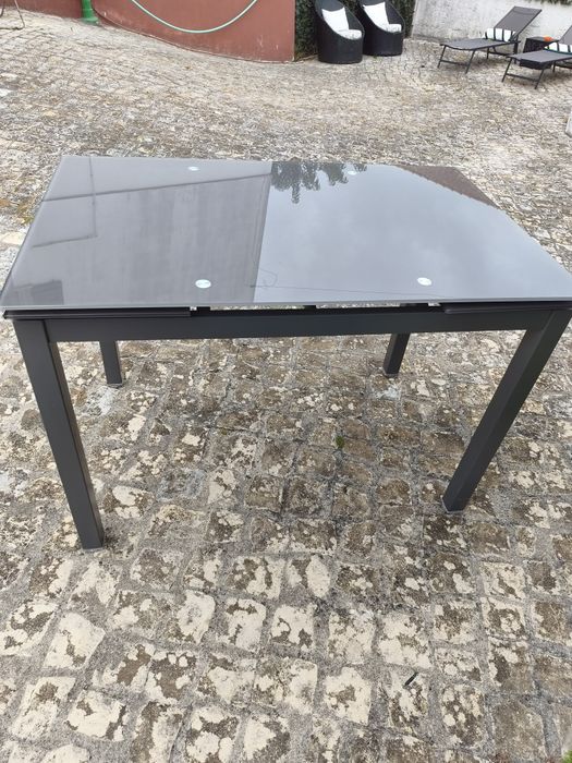 Mesa de cozinha em vidro com cadeiras