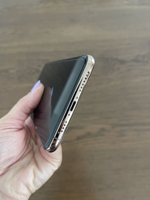 iPhone 11 Pro Max 256 GB Gold + 10 Cases Like New64284283122817124