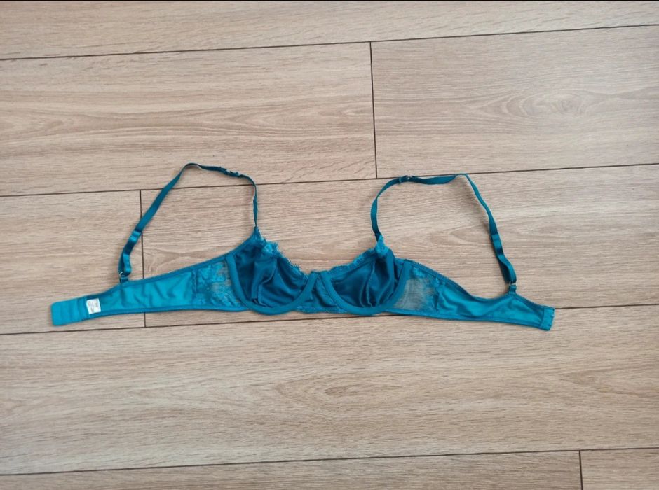 Truskusowy stanik, biustonosz