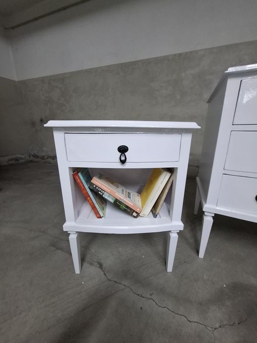 Cómoda e mesinhas de cabeceira restauradas