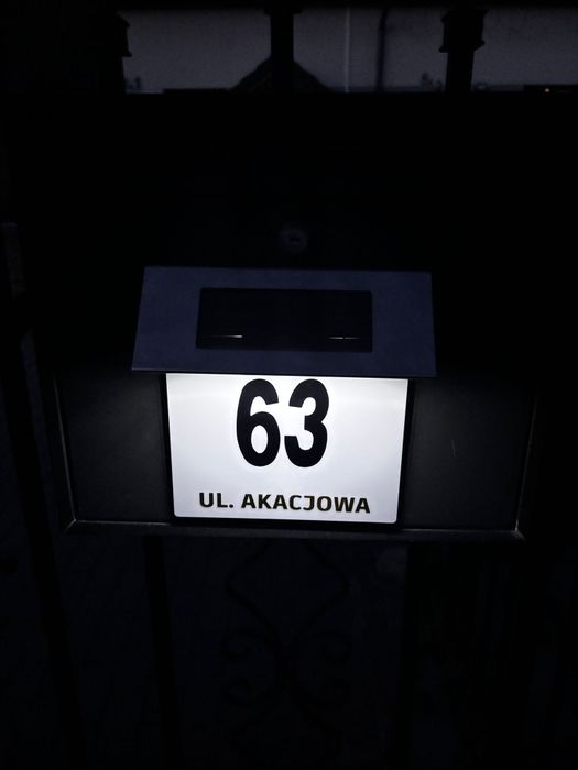 Podświetlana tabliczka LED z adresem numer domu i ulica z czujnikiem