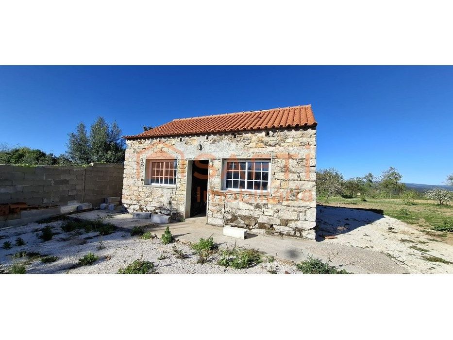 Casa para reconstrução em aldeia tranquila