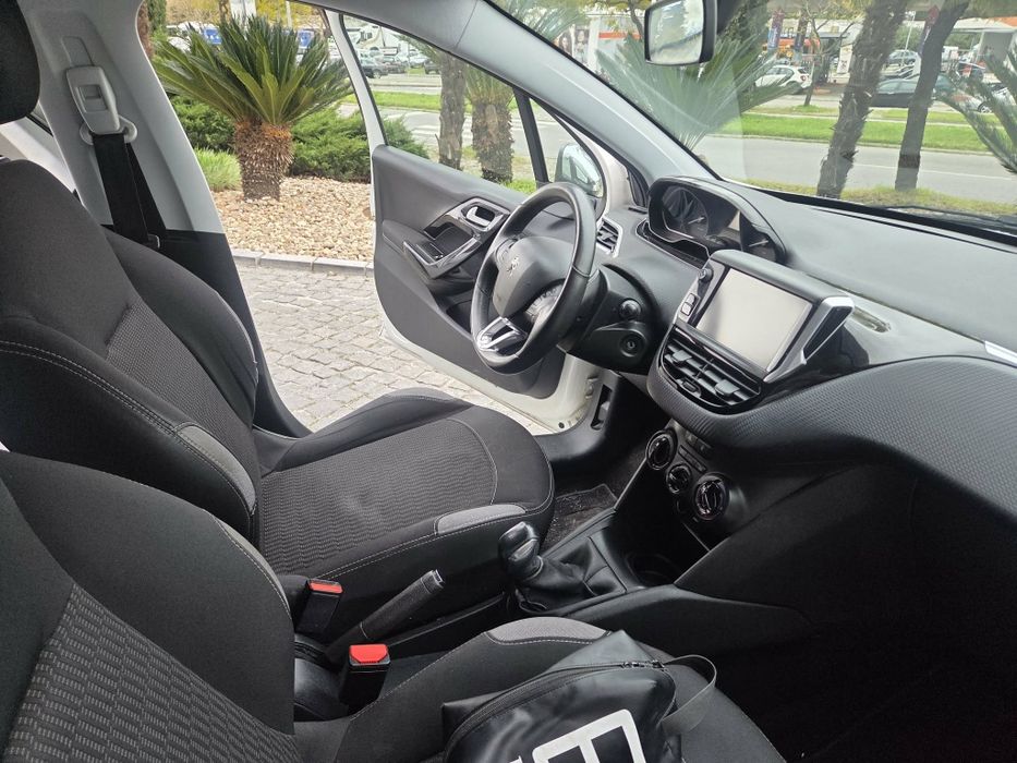 Peugeot 208 — fotografia 8