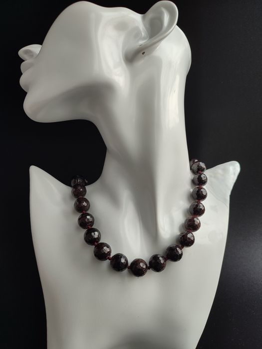 Бусы из натурального граната и гранатового стекла