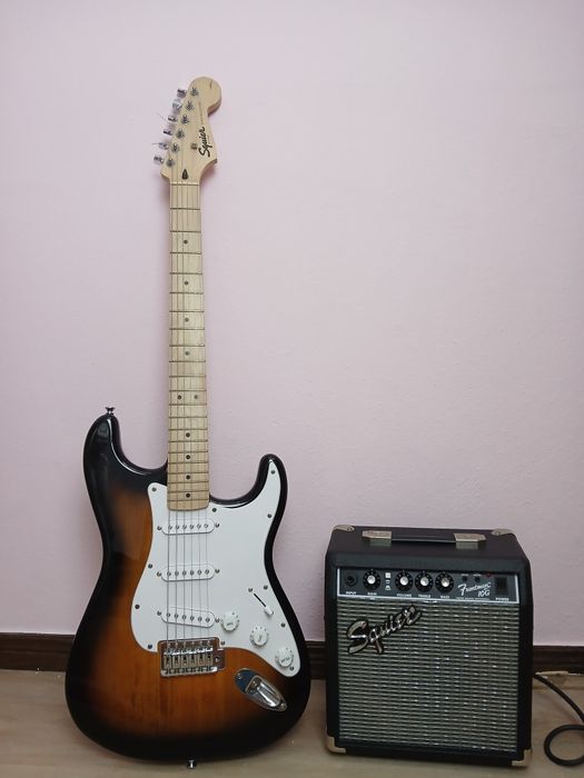 Guitarra elétrica Fender + amplificador + capotraste + capa