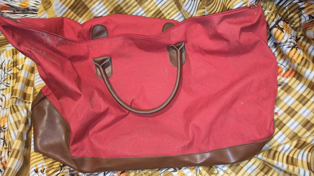 Красная большая дорожная сумка