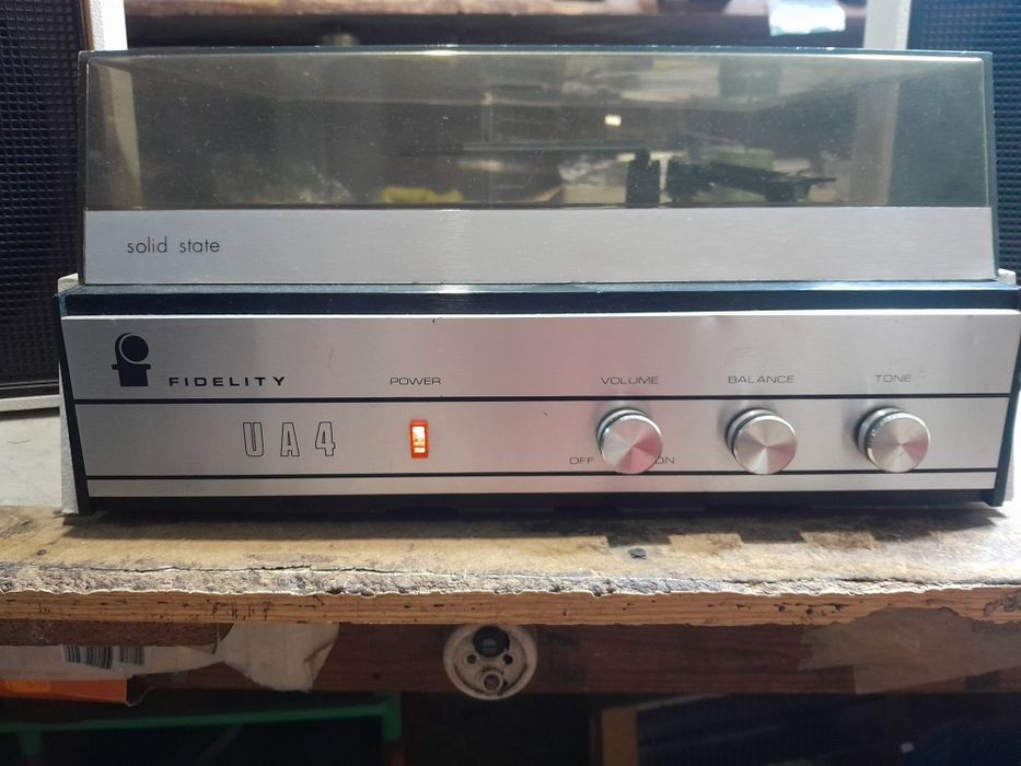 Gira-Discos com amplificador e colunas Fidelity UA4 de 1971