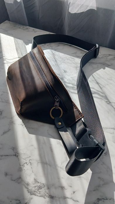 Шкіряна сумка бананка