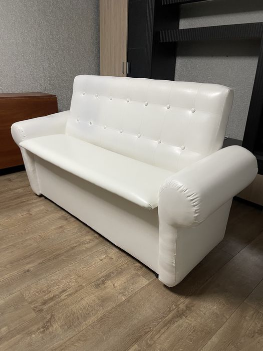 Диван для кафе,бар, кухні,корридору та офісів з нішею білого кольру.