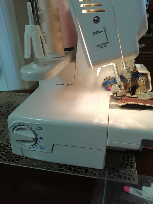 Sprzedam owerlok Juki Mo50en4nitkowy