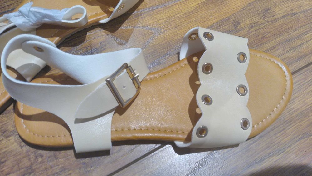 Nowe beżowe sandałki r. 38