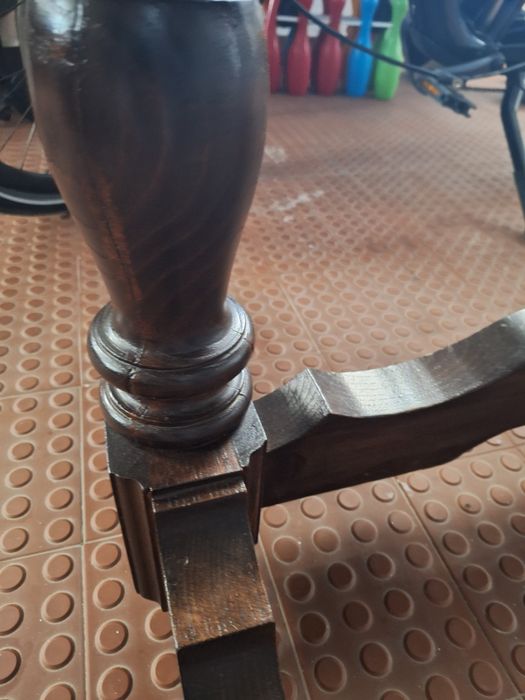 Mesa em castanho velho. Desdobrável  .Dá para 10  pessoas