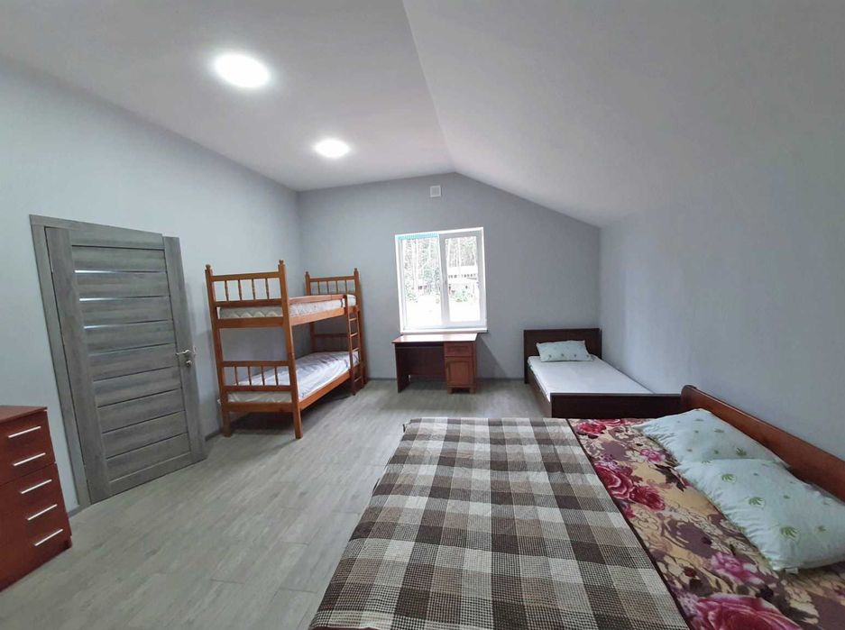 Сучасний котедж 360 м. кв біля лісу до 20 осіб
