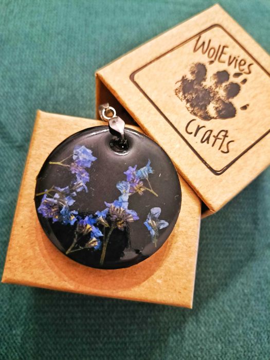 Wisiorek z prawdziwymi niezapominajkami w żywicy – czarna zawieszka