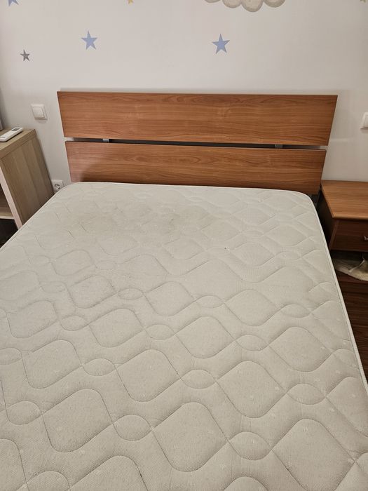 Cama de casal 140x195 em bom estado. Colchão e mesinhas de cabeceira incluídos