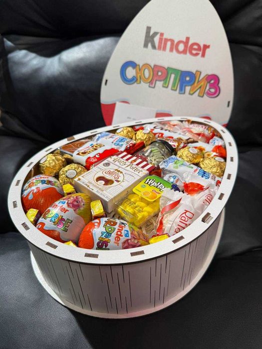 Подарунок до дня Валентина, солодощі в боксі Кіндер Сюрприз