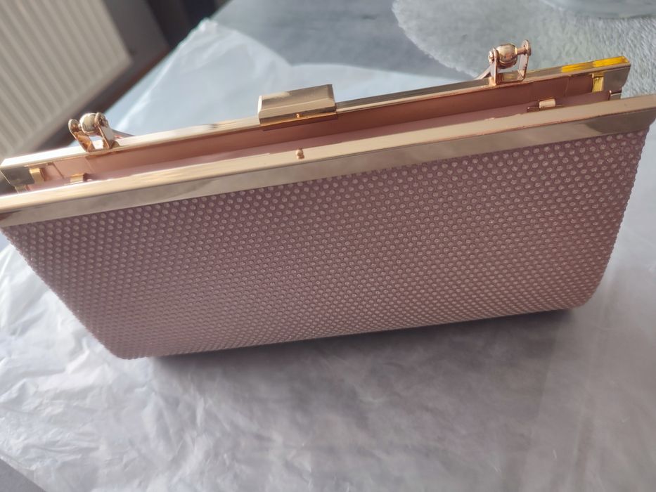 Różowa torebka kopertówka z rączką