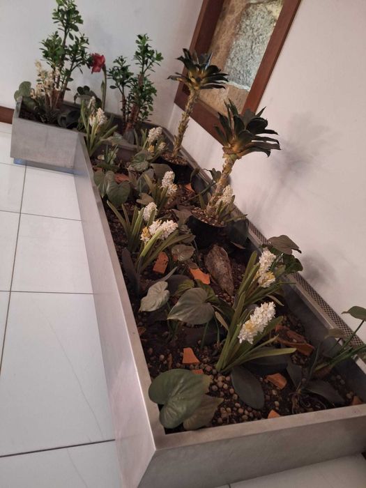 jardim interior  com bases inox