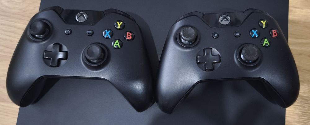 XBOX ONE X com caixa e 2 comandos