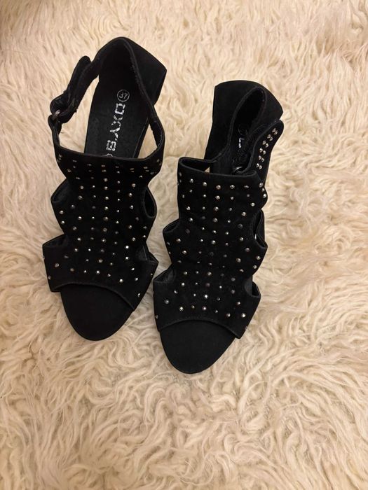 Czarne błyszczące szpilki