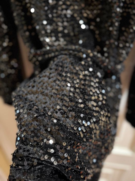 Vestido preto de lantejoulas pretas.
