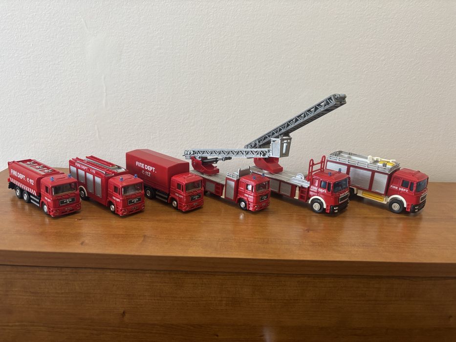 Miniaturas bombeiros e policia