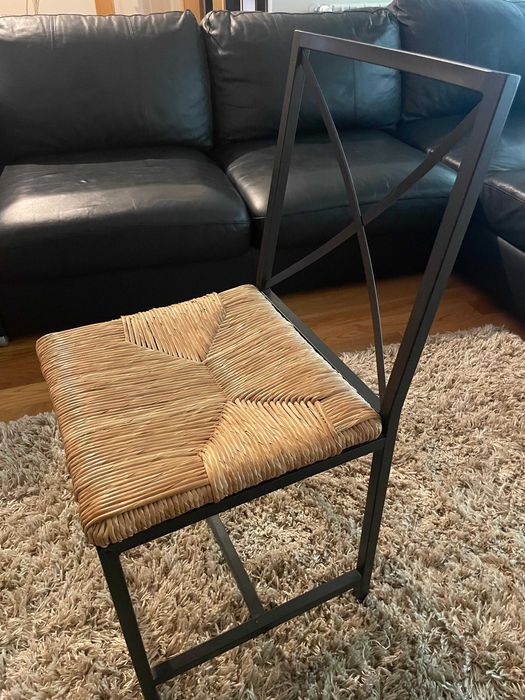 8 cadeiras de jantar IKEA Granas com estrutura de metal preto e assento de vime natural