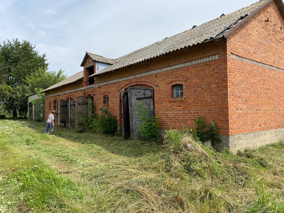 Dzialka z budynkiem z czerwonej cegly zamienie