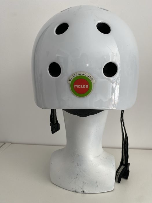 Capacete branco Melon bicicleta