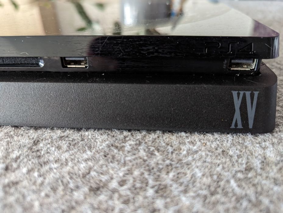 PS4 Slim FFXV edition