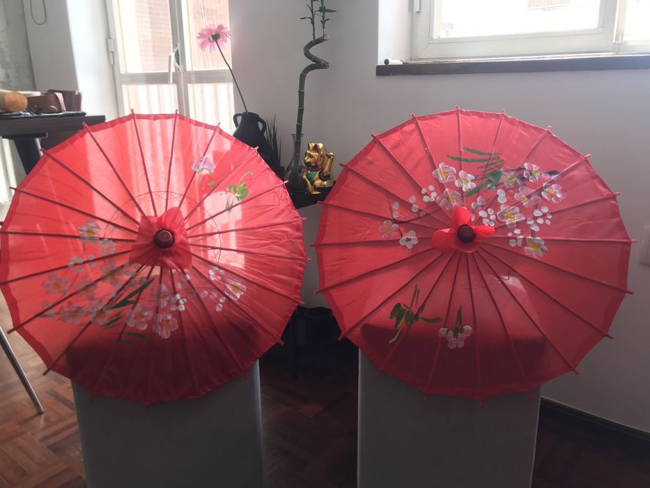 Chapéus sol/chuva vermelhos + leque chineses/japoneses