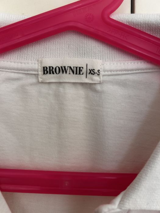 Polo branco, com risca azul no colarinho, tamanho XS -S, marca Brownie