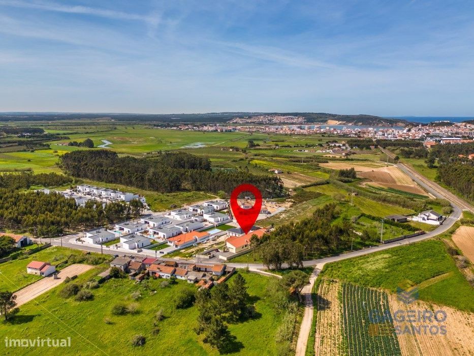 Moradia com piscina e terreno em São Martinho do Porto