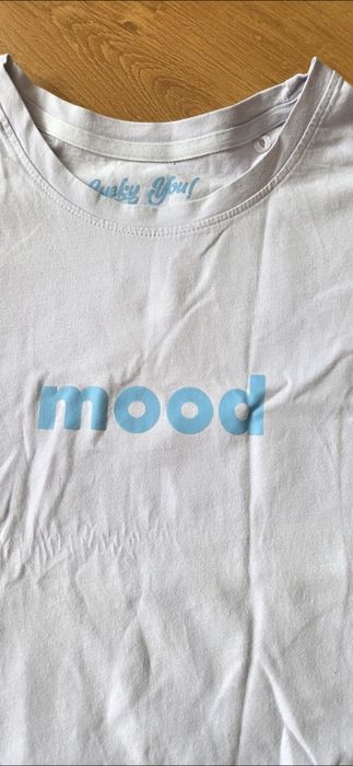Damski T-shirt w lawendowym kolorze z krótkim rękawem – casualowy styl