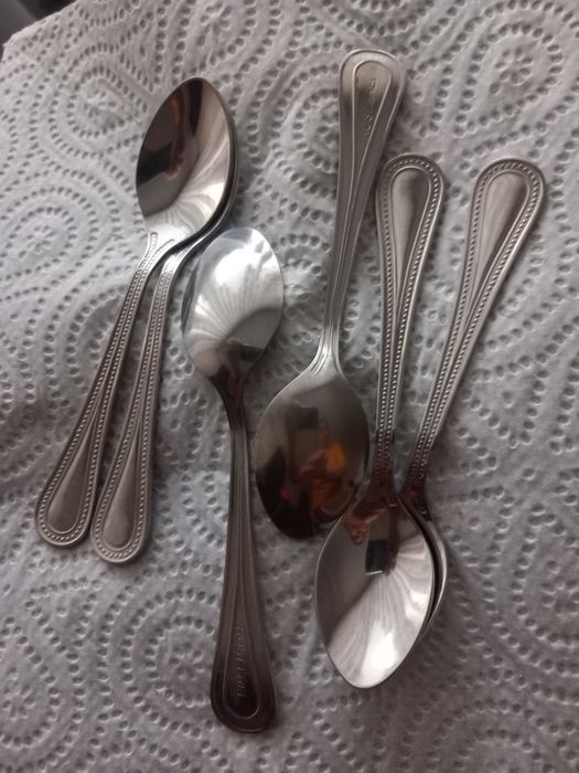 Łyżeczki oraz filiżanki ze spodkami