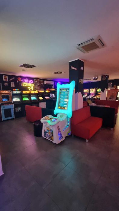 Klub z flipperami i grami arcade na wynajem na urodziny, imprezę itp.