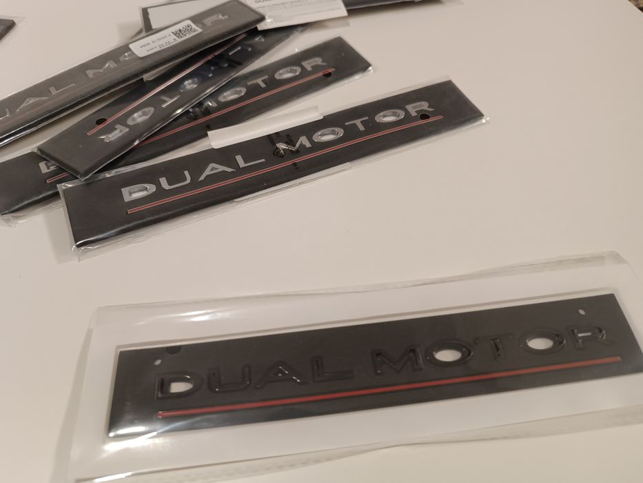 Логотип  Tesla Dual Motor. Наклейки на капот,на задню кришку багажника