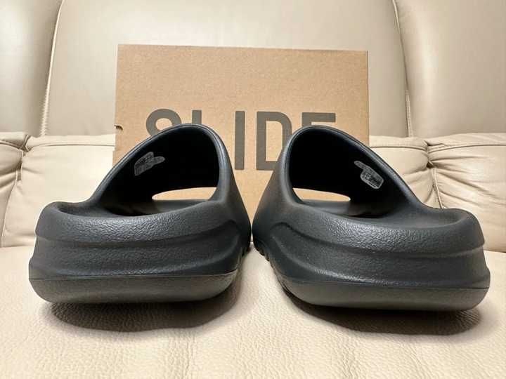 Yeezy_Slide_onyx_Czarny 43