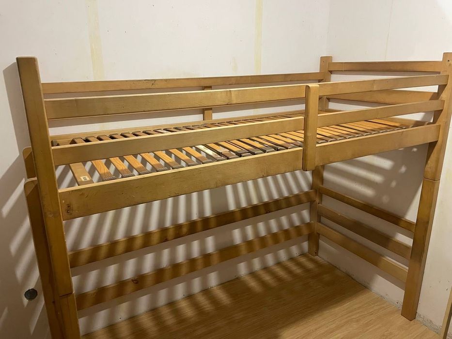 Двоярусне (лофт) ліжко з натурального дерева