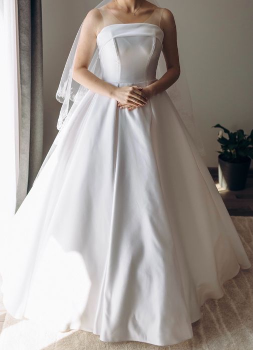 Сукня весільна атласна