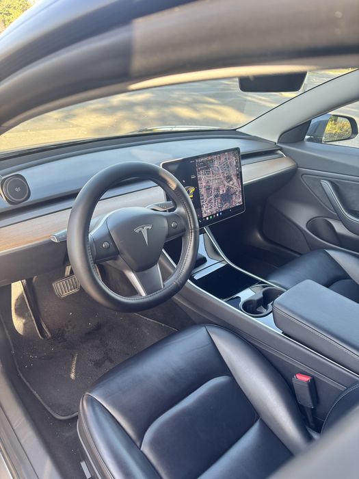 Tesla Model 3 na sprzedaż
