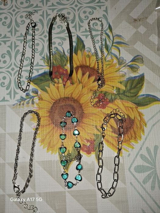 Pulseiras novas em aço inoxidável