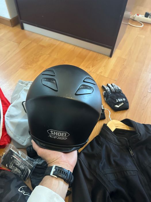 Capacete, jaqueta, luvas de motocicleta