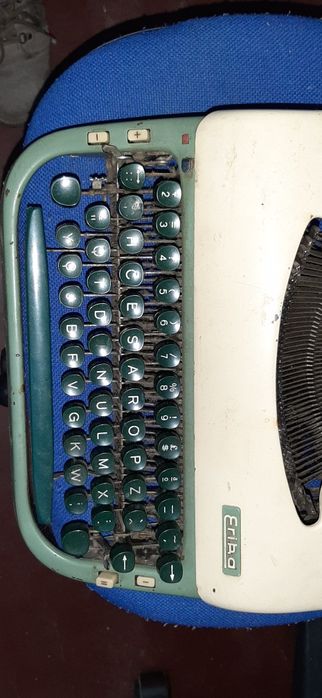 Máquina de escrever / dactilografia antiga.
