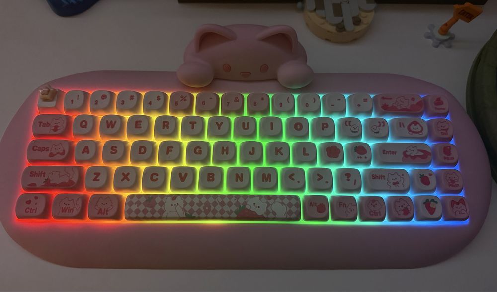 Розовая RGB клавиатура YUNZII C68 с котиком