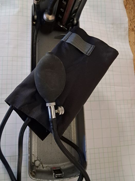 Aparelhos antigos de medir tensão