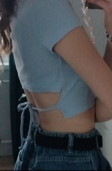 Crop top błękitny z wiązaniem na plecach