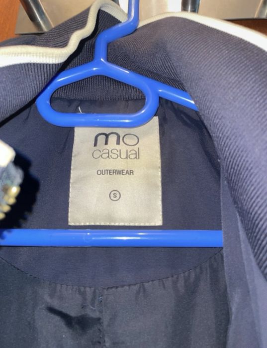 Casaco masculino com fecho duplo.