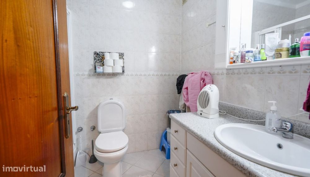 Amplo apartamento T3, com terraço, à venda em Quarteira, Algarve